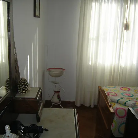 Residencia Ana Piso Um 1 招待所 4*